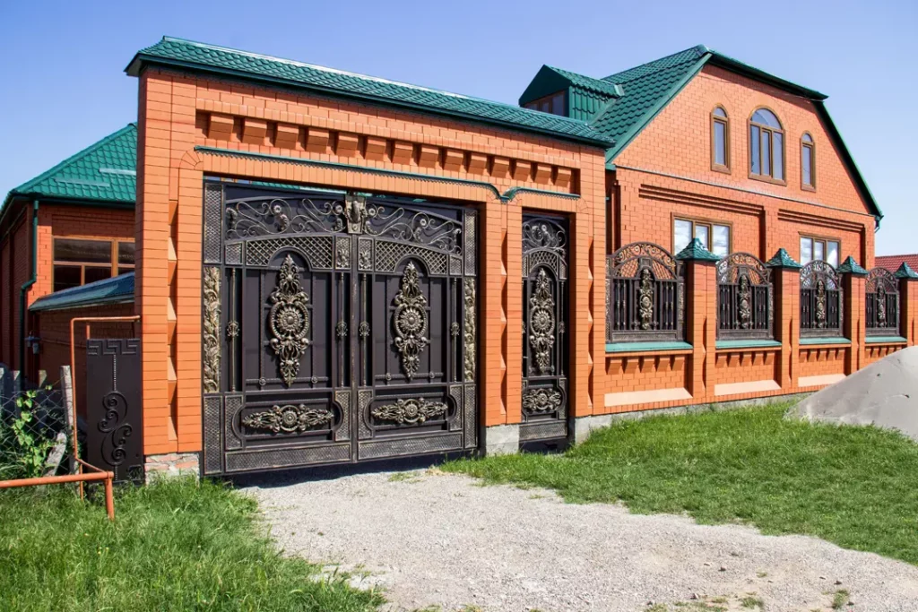 Забор и дом из красного Старооскольского кирпича