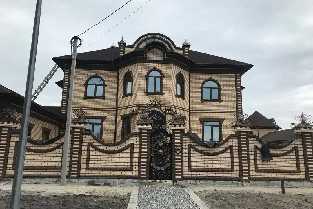 Дом из белого и коричневого кирпича Железногорск
