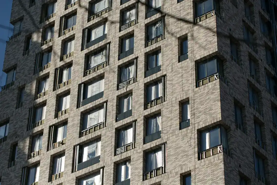 Фото дома из серого и белого Железногорского кирпича