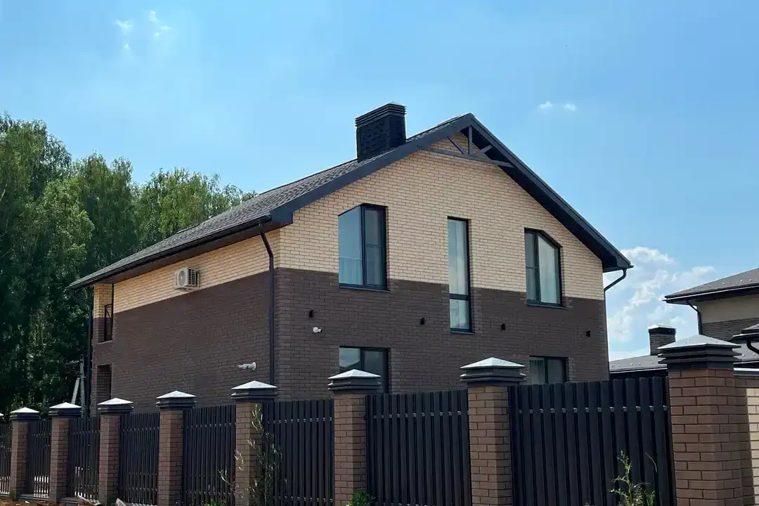 Фото лома из коричневого и соломенного Железногорского кирпича
