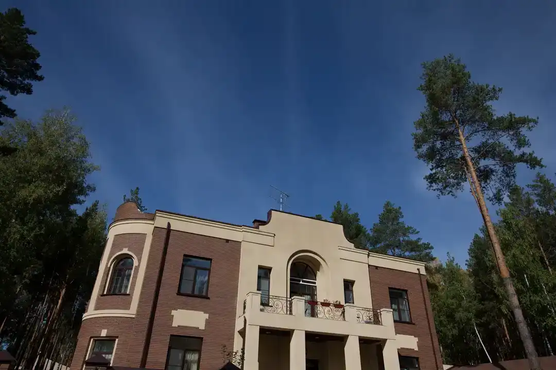 Железногорский коричневый кирпич на фото дома